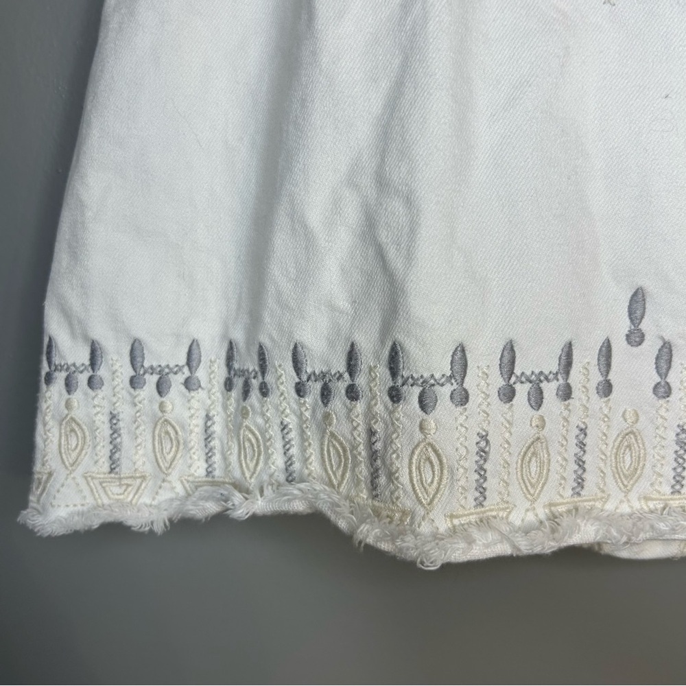 Blank NYC White and Gray Sleeveless Embroidered Top with Raw Hem, Size Medium - Picture 3 of 8